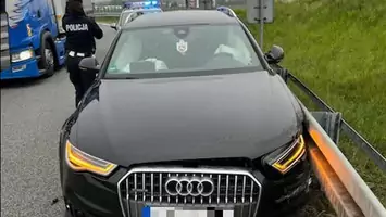 Audi z Niemiec blokowało zjazd z A4. Policjanci odkryli, dlaczego ktoś je porzucił