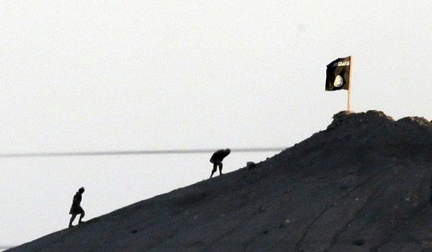 540968_from-the-outskirts-of-suruc-at-the-turkeysyria-border-militants-with-the-islamic-state-group-ap