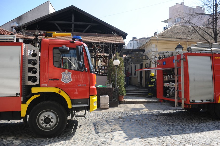 Vatrogasci ispred restorana