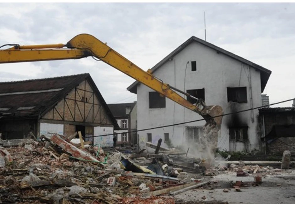 Rušenje uveliko u toku