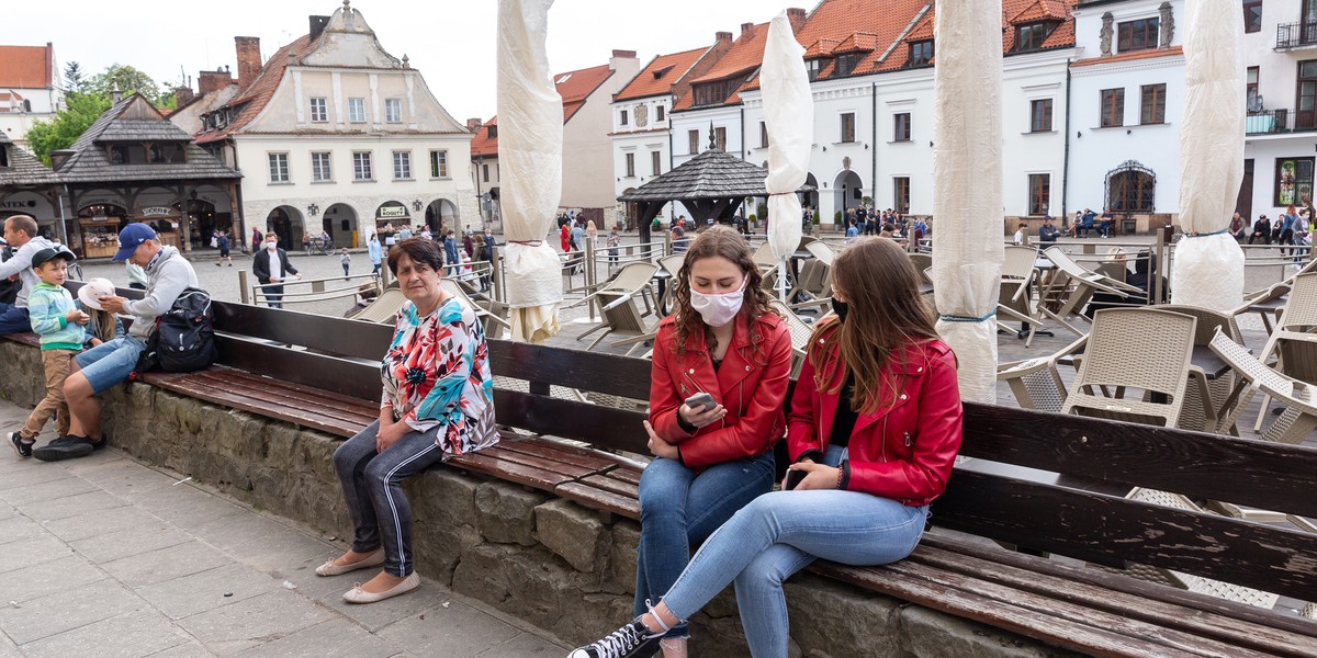 Samorządowcy nie chcą, aby centra miast latem świeciły pustkami, a przedsiębiorcy ponosili straty, dlatego decydują się na ulgi w opłatach za prowadzenie letnich ogródków. W  niektórych miastach opłaty zmniejszono do jednego grosza od metra za dzień.