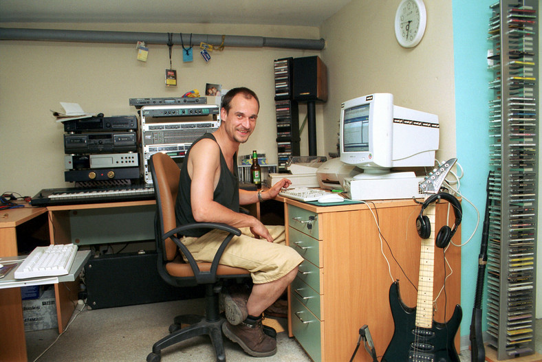 Paweł Kukiz w swoim domowym studiu nagraniowym w 2000 r.