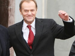 Ekstra pensje od Tuska za urzędniczą usługę