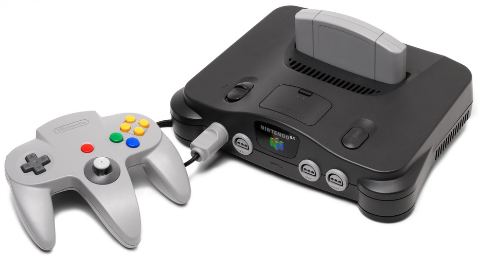 <b>Nintendo 64 (1996)</b>
<br><br>
64 bitowa konsola Nintendo sprzętowo przewyższała 32 bitowego PSX'a, ale nie spotkała się z tak ciepłym przyjęciem graczy jak konsola Sony. Na świecie sprzedało się ponad 32 miliony egzemplarzy N64. Największym hitem - jak na twórcę przygód o sympatycznym wąsatym hydrauliku przystało - okazała się gra Super Mario 64.
<br><br>
(fot. Wikimedia Commons, Evan-Amos)