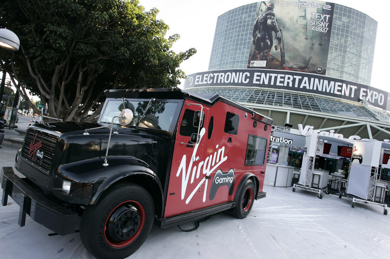 Electronic Entertainment Expo ( E3),.Samochóch zaparkowany przed Convention Center w Los Angeles gdzie odbywają się targi Expo ( E3) reklamuje nową stronę internetową dla graczy Virgin gaming. Foto: Jonathan Alcorn/Bloomberg