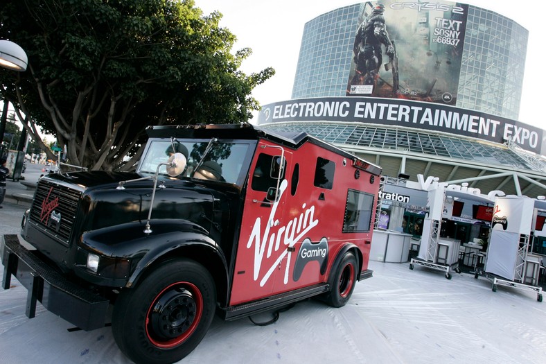 Electronic Entertainment Expo ( E3),.Samochóch zaparkowany przed Convention Center w Los Angeles gdzie odbywają się targi Expo ( E3) reklamuje nową stronę internetową dla graczy Virgin gaming. Foto: Jonathan Alcorn/Bloomberg