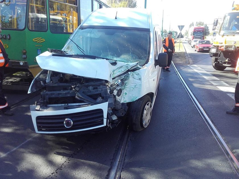 Samochód dostawczy wjechał pod tramwaj. Trudności na Starołęckiej!