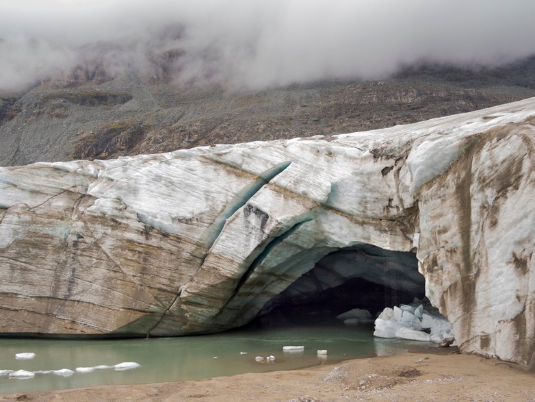 La cabeza de un glaciar en la montaña Grossglockner en los Alpes austriacos se está derritiendo rápidamente debido al calentamiento global.