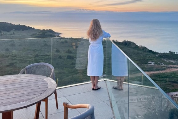 NAŠA GLUMICA SE RAZVELA I SA SINOM PUTUJE SVUDA PO PLANETI Od francuske obale do egzotičnih destinacija! Život joj je BAJKA: Naslednik Gavrilo joj je centar sveta (FOTO)