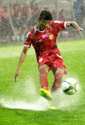 Basen na boisku. Mecz Widzew - Piast przerwany