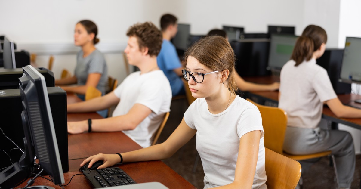 Cyfryzacja polskich szkół wciąż daleka od ideału. Raport IBE ujawnia braki w sprzęcie i dostępie do Wi-Fi