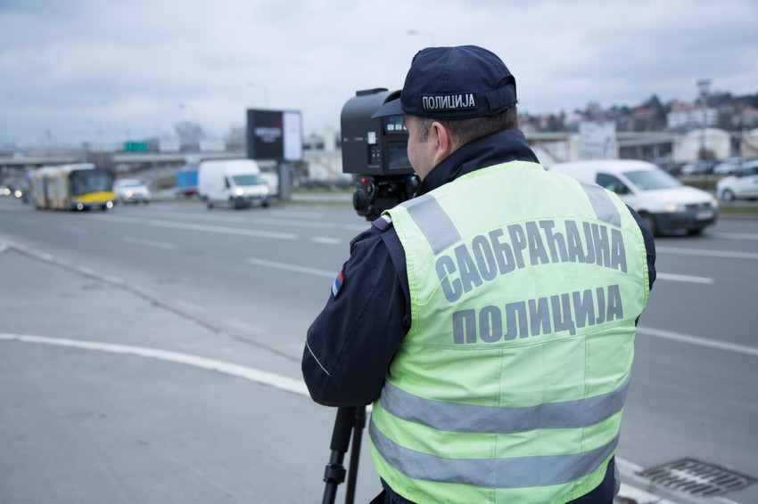 Prekršaj se registruje bez obzira na to da li vozilo ubrzava, kreće se istom brzinom ili usporava