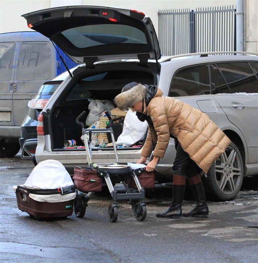 Anna Mucha z córeczką na spacerze. Foto