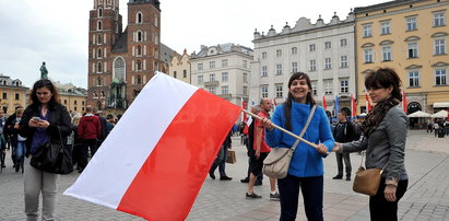 Krakowianie otrzymali biało-czerwone flagi