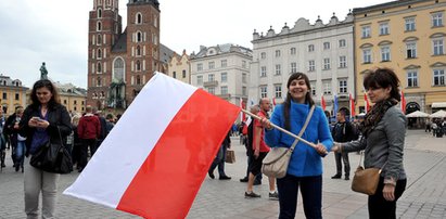 Krakowianie otrzymali biało-czerwone flagi