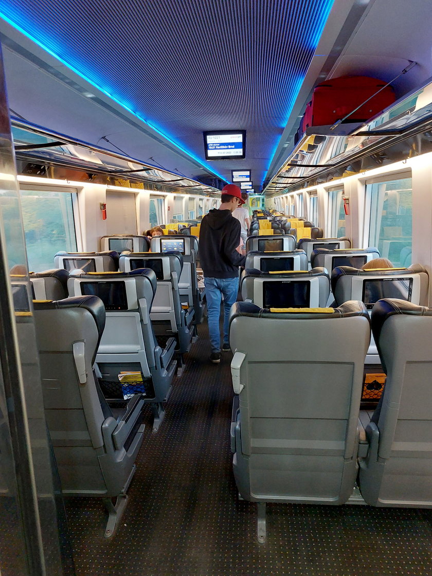 W "wagonie lotniczym" są ekrany, jak w samolotach. W całym pociągu jest szybkie wi-fi pozwalające oglądać na telefonie np. filmy z Netflixa.