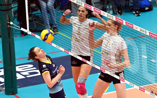 Zawodniczki Grupy Azoty Chemik Police Agnieszka Kąkolewska (P) i Jovana Brakocevic-Canzian (C) oraz Jelena Blagojevic (L) z Developresu Bella Dolina podczas pierwszego finałowego meczu Ekstraklasy siatkarek