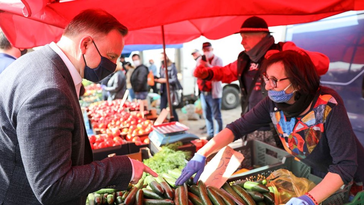 "Nie ma nic lepszego, niż świeże, polskie produkty od polskich rolników i przedsiębiorców. Dziękuję za Waszą ciężką pracę i serce. Ten trud powinien być przez wszystkich doceniany - podkreślił prezydent na Facebooku, relacjonując swoją wizytę na garwolińskim targowisku. W podobnych okolicznościach z wyborcami spotkał się Robert Biedroń. Kandydat Lewicy w wyborach prezydenckich odwiedził bazar w Łowiczu.