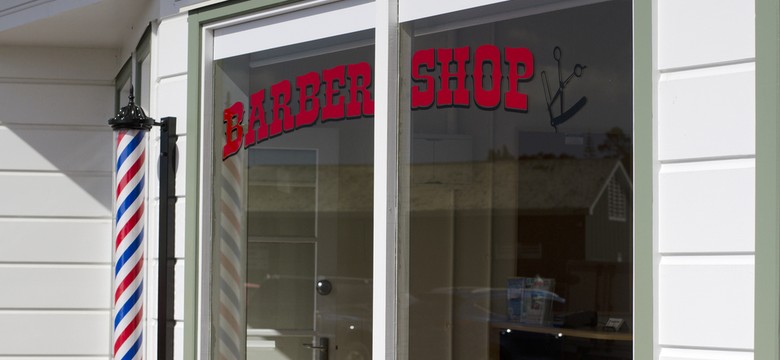 Skąd się wziął trójkolorowy szyld barber pole i co oznacza?