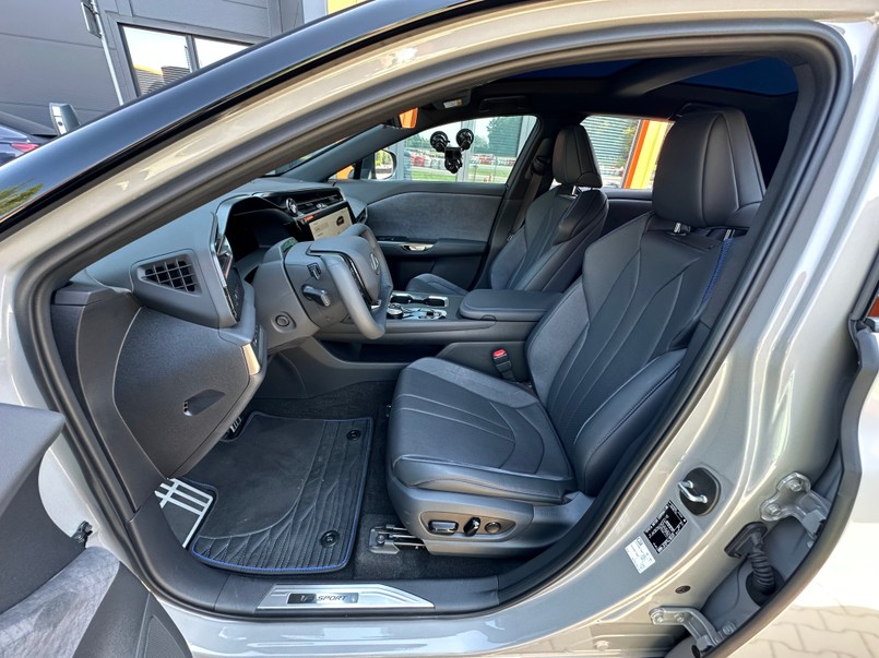 Nowy Lexus RZ 550e F SPORT