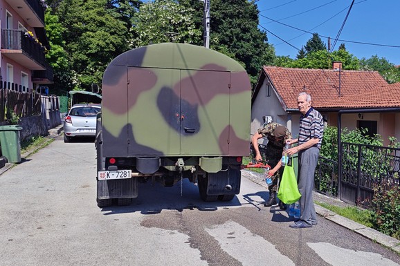 (FOTO) Vojska Srbije doprema vodu građanima Čačka i Gornjeg Milanovca posle havarije s cevovodom: Raspoređene auto-cisterne
