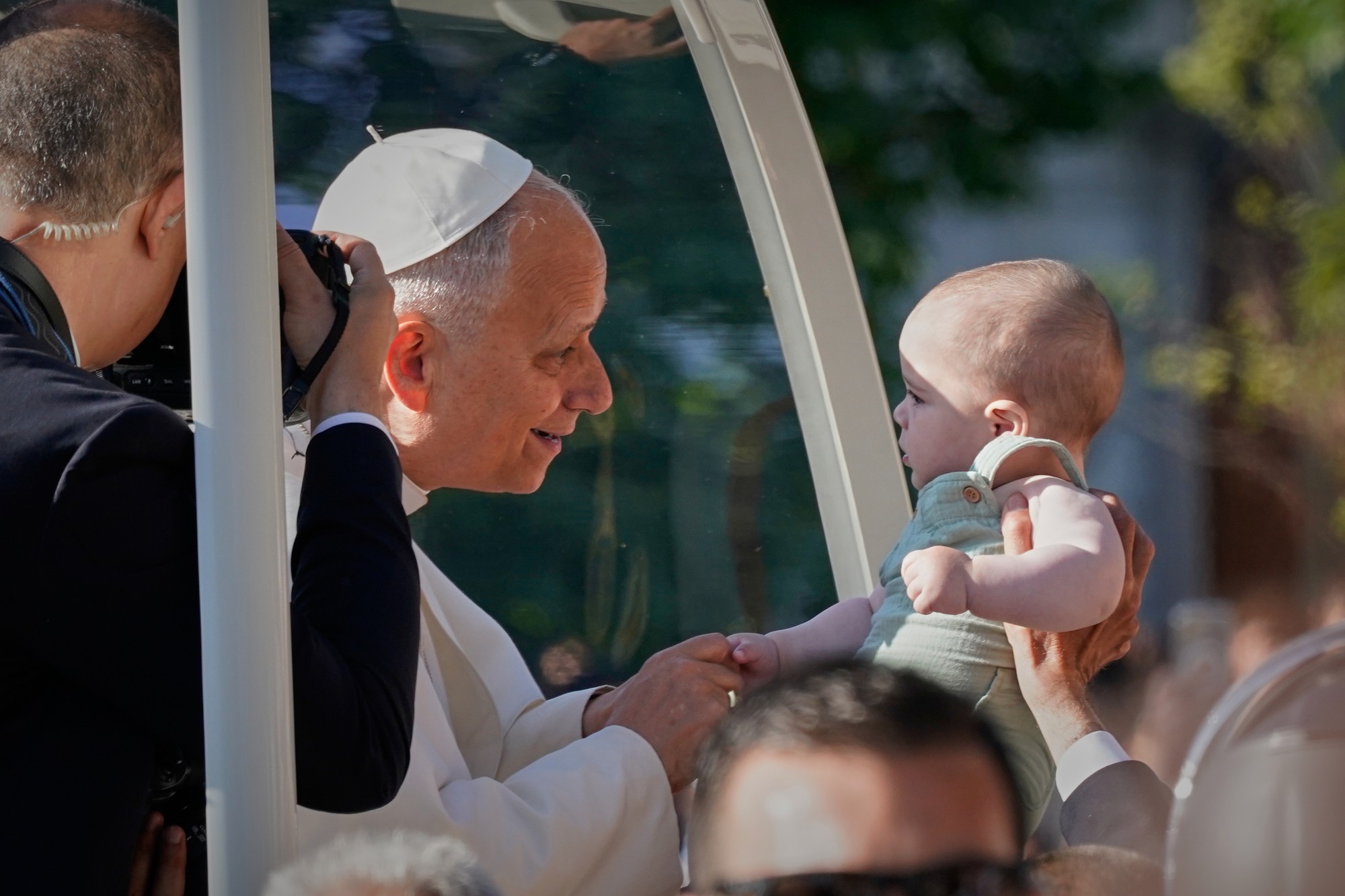 Pápež Lev XIV. prichádza v papamobile na Námestie Cibeles v Madride.