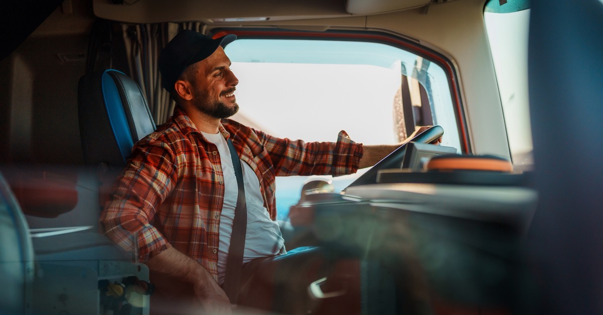 Ile zarabia kierowca ciężarówki w Polsce? Wynagrodzenia netto i braki kadrowe w transporcie