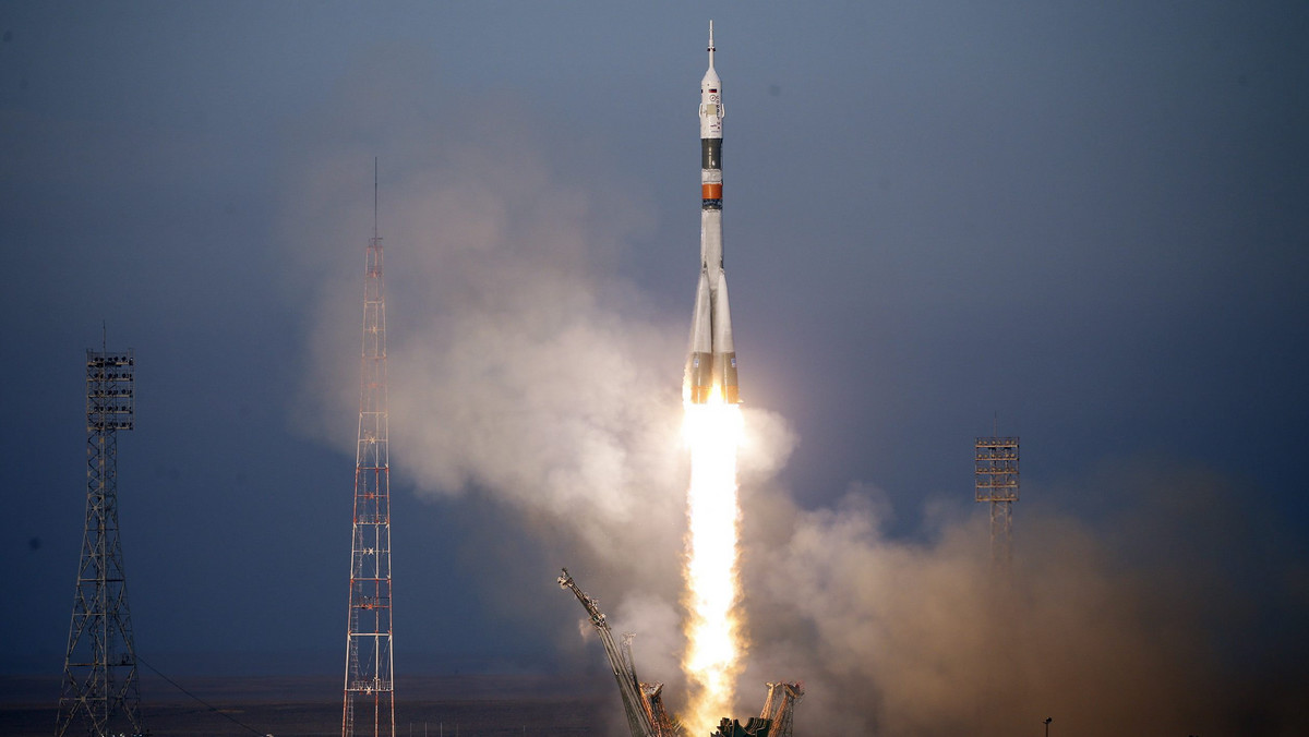 W kierunku Międzynarodowej Stacji Kosmicznej (ISS) wystartował dziś z kosmodromu Bajkonur w Kazachstanie statek Sojuz TMA-19M z trzema astronautami - Brytyjczykiem Timem Peake, Amerykaninem Timothym Koprą i Rosjaninem Jurijem Malenczenką.