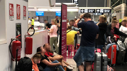 Rómában rekedt kedden éjjel a Wizz Air 180 utasa, sokan az éjszakát is a repülőtéren töltötték – Itt a légitársaság válasza