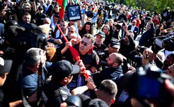 Wygwizdana ambasador, starcia i szarpaniny pod pomnikiem Armii Radzieckiej w Sofii