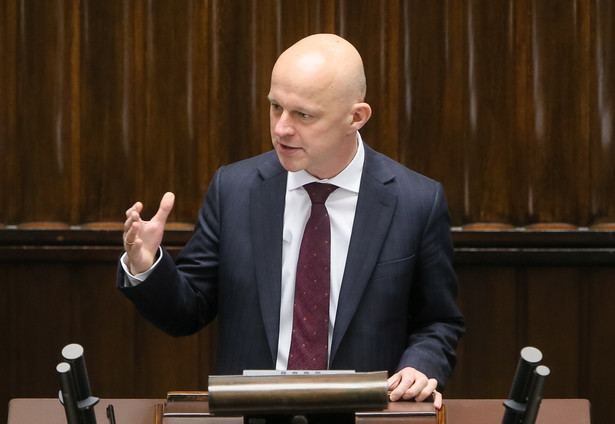 Jak przypomniał minister, w 2008 i 2009 roku nastąpiło "nasilenie akcji sprzedażowej kredytów frankowych i toksycznych opcji walutowych, a polscy klienci byli pozbawieni ochrony prawa, która by im przysługiwała"