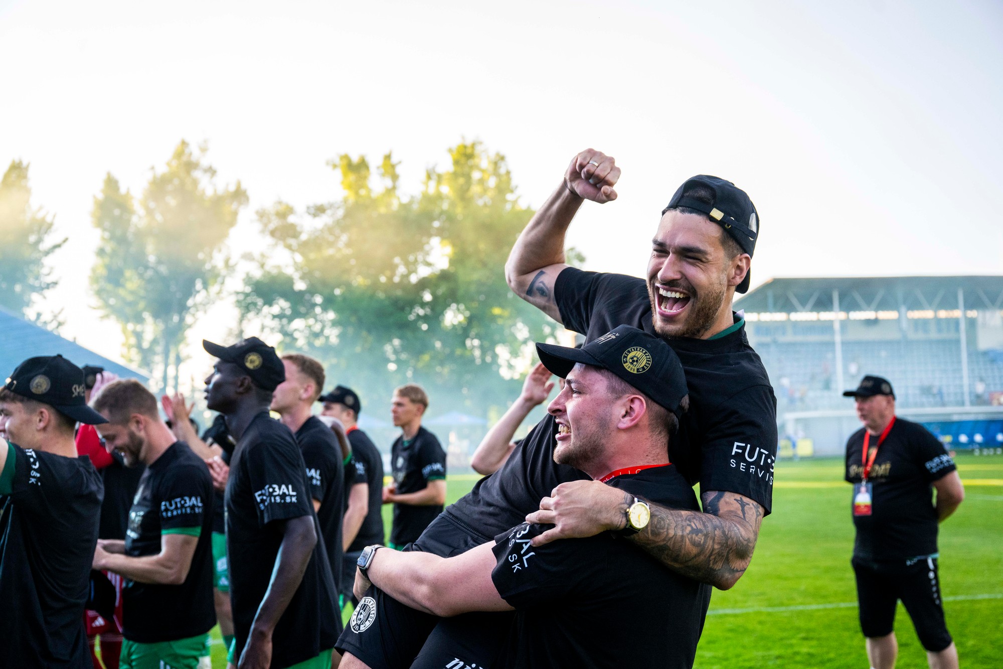 Radosť hráčov FC Tatran Prešov po postupe do najvyššej slovenskej súťaže.
