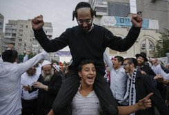 30 tys. Żydów świętuje Nowy Rok w Humaniu. Przywieźli też datki na ukraińską armię