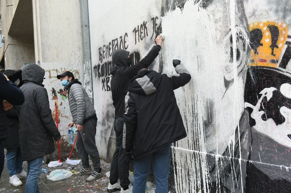 Grupa mladih došla je ubrzo kako bi maramicama i krpama pokušala da očisti mural