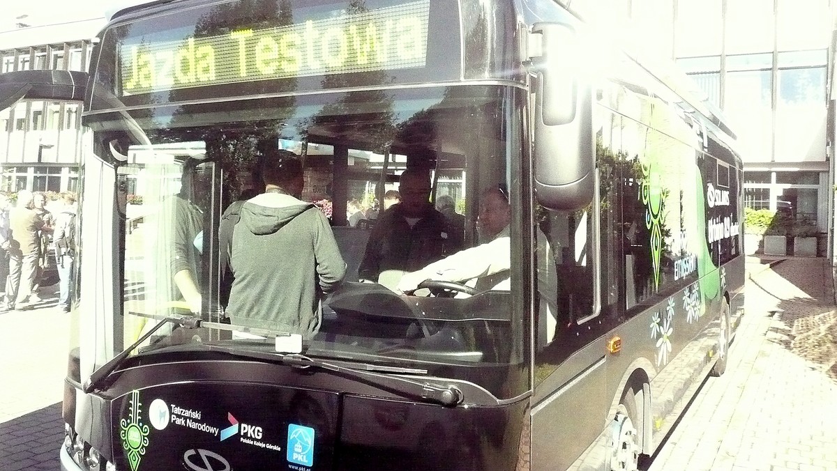 W Zakopanem trwają testy autobusu o napędzie elektrycznym. Za darmo jeszcze do środy będzie można jeździć nim do Kuźnic. Tymczasem "ekobus" pojawił się też na trasie do Morskiego Oka. Od razu wywołało to podejrzenia, że być może zastąpi on konie wożące turystów na tej trasie. Przeciwko wykorzystywaniu ich w Tatrach coraz śmielej protestują obrońcy praw zwierząt.