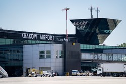 Akcja służb na lotnisku Kraków-Balice. Wstrzymano starty i lądowania