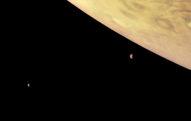 Jowisz z księżycami Io i Europa - 1 wrzesień 2017 - 27 tys. km