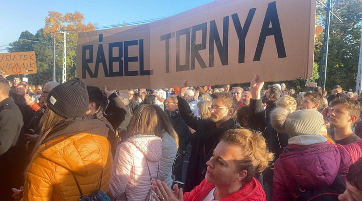 A Külső Pest Tankerületben hatalmas tüntetés lett a fenyegető levelek átvételéből /Fotó:Marczali László