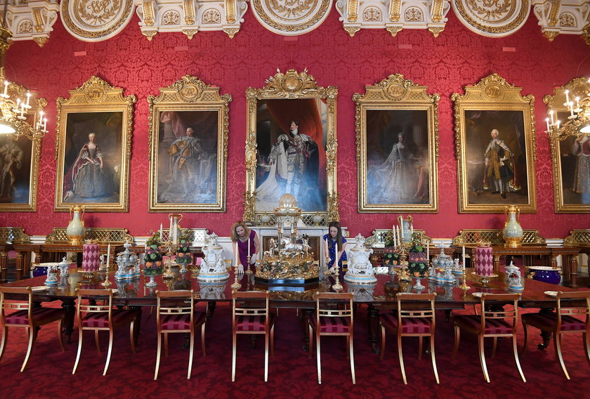 Królowa Elżbieta II i Pałac Buckingham. Zobacz zdjęcia wnętrz i poznaj jego sekrety!