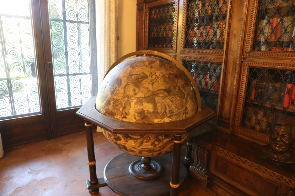 Kornelijev globus iz 18. veka