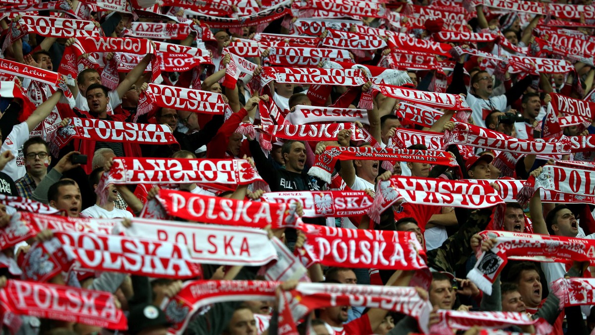 Reprezentacja Polski w piłce nożnej pokonała w sobotni wieczór reprezentację Niemiec na Stadionie Narodowym w Warszawie. Emocje z boiska udzieliły się kibicom na stadionie. Po zakończonym spotkaniu, policja zatrzymała dziewięć osób.