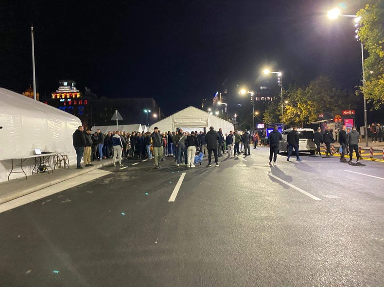 Ispred Skupštine okupljanje građana 