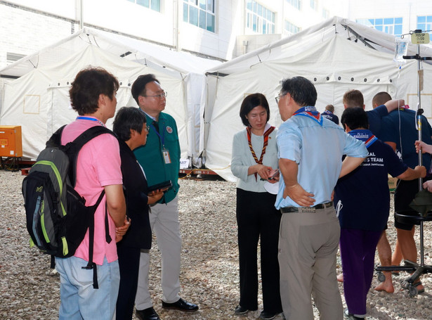 Minister zdrowia Korei Południowej Cho Kyoo-hong podczas wizyty w szpitalu polowym World Scout Jamboree