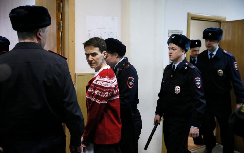 Nadia Sawczenko przed Basmańskim Sądem Rejonowym w Moskwie