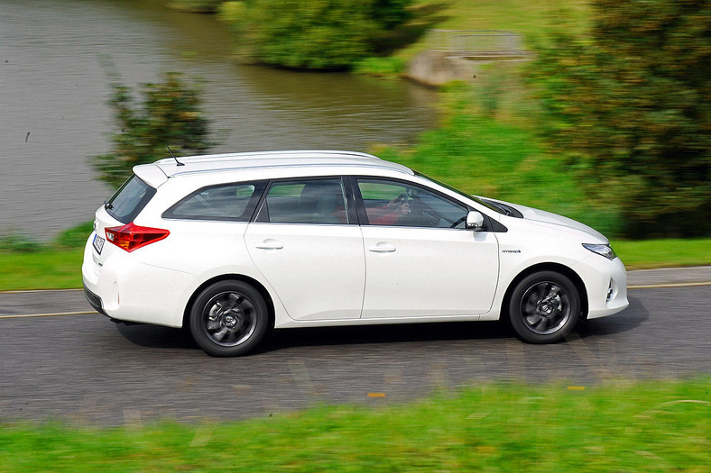 Toyota-Auris-Hybrid-Touring-Sport