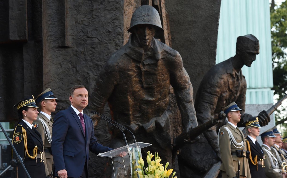 Prezydent Andrzej Duda podczas Apelu Pamięci przed pomnikiem Powstania Warszawskiego