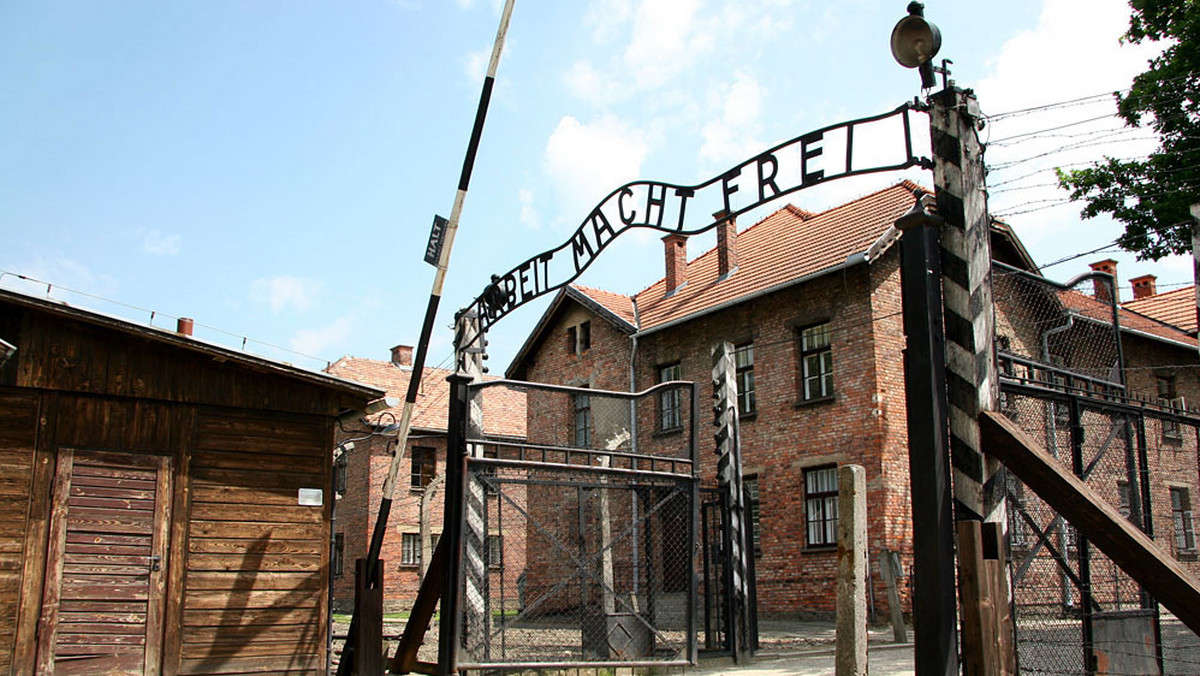Państwowe Muzeum Auschwitz-Birkenau rozszerzyło na czas od 1 czerwca do 8 lipca obostrzenia dotyczące zwiedzania byłego niemieckiego obozu Auschwitz. Ma to związek z odbywającymi się w Polsce Mistrzostwami Europy w Piłce Nożnej - dowiedziała się PAP w muzeum.