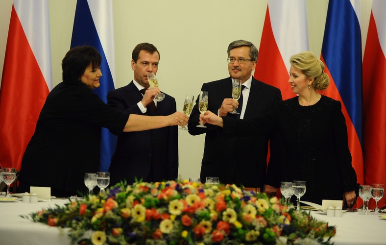 Dmitrij Miedwiediew i Bronisław Komorowski z małżonkami w 2010 r.