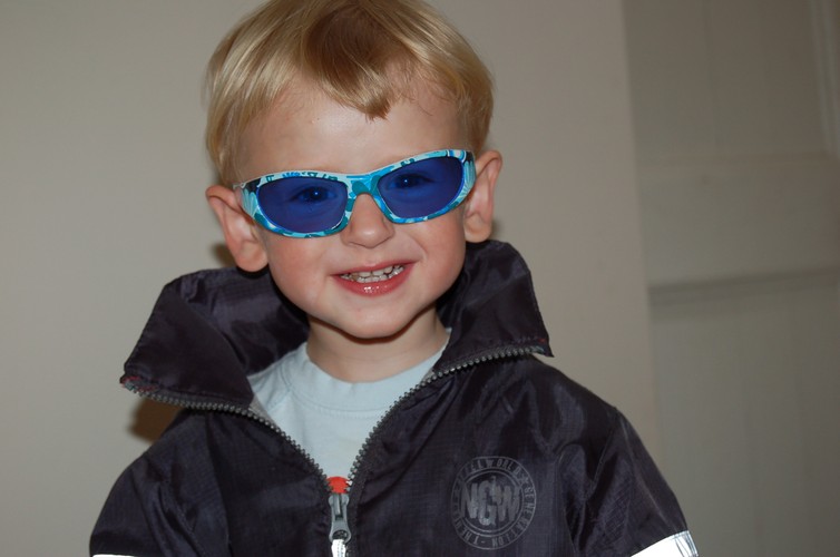 Szymonku
Lubię Twoją słodką buzię
mój kochany Lobuzie
I serduszko Twoje gorące
dlatego chce Ci dziś dać całusów tysiące.