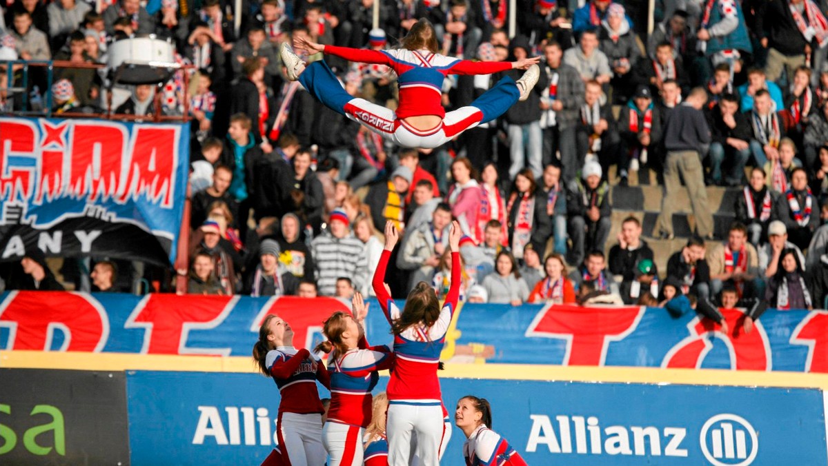 Górnik Zabrze w kwietniu rozpocznie dystrybucję kart swojego oficjalnego fanklubu. Będą upoważniały m.in. do pierwszeństwa przy zakupie biletów i do zniżek u partnerów programu. Klub szykuje się też do walki o ekstraklasową licencję.